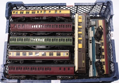 Lot 610 - Tray of approx. 21, 00-gauge bogie coaches,...