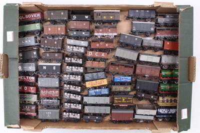 Lot 439 - Large tray containing 65 unboxed 00-gauge...