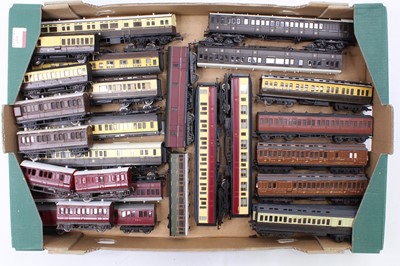 Lot 440 - Tray containing 26, 00-gauge unboxed bogie & 4-...