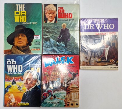 Lot 914 - Collection of 5 vintage Doctor Who Annuals, to...