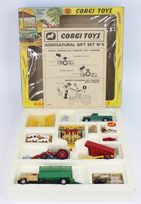 Lot 1124 - Corgi Toys No.GS5 Gift Set "Agricultural"...