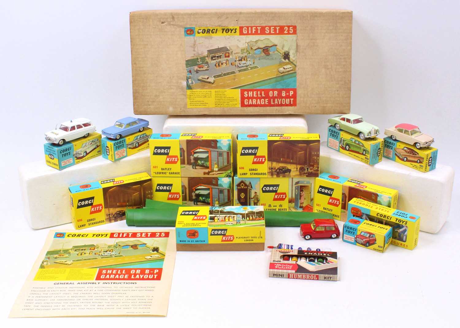 Lot 1040 - Corgi Toys Gift set 25 Shell or BP Garage with...