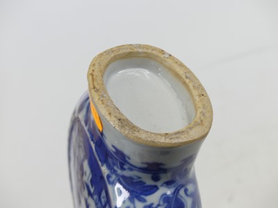 Lot 1 - A Chinese blue & white porcelain moon flask,...