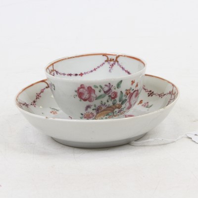 Lot 223 - A late 18th century porcelain tea bowl and...