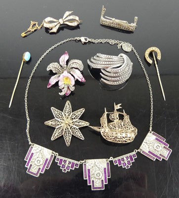 Lot 345 - Assorted costume jewellery to include...