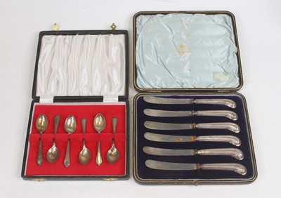 Lot 253 - A set of six Elizabeth II silver teaspoons,...