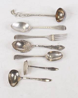 Lot 286 - Assorted silver flatware to include a pusher,...