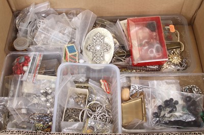 Lot 366 - A large quantity of costume jewellery to...