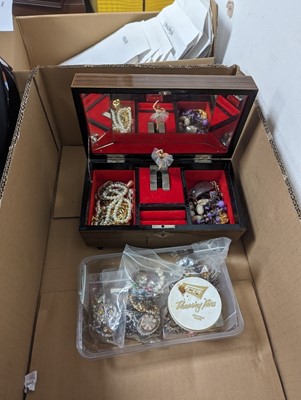 Lot 412 - A collection of costume jewellery (a lot)