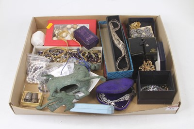 Lot 421 - Mixed lot largely being costume jewellery to...