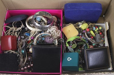 Lot 426 - Assorted costume jewellery to include bangles,...