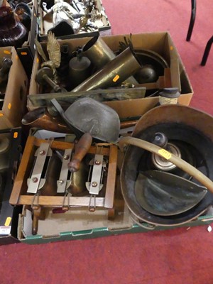 Lot 516 - Two boxes of mixed metal wares to include...