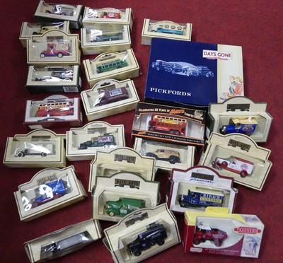 Lot 522 - A collection of diecast model vehicles to...