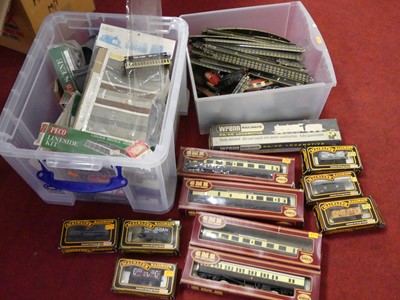 Lot 523 - A collection of 00 gauge model railway to...