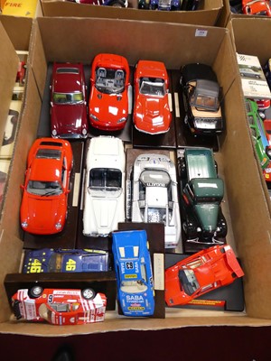 Lot 554 - A tray of 1:18 and 1:24 scale diecast vehicles,...