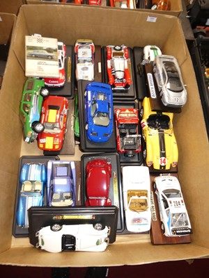 Lot 555 - A tray of mainly 1:18 and 1:24 scale diecast...