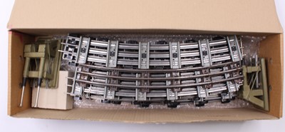 Lot 212 - Sixteen pieces large radius Lionel 3-rail...