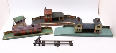 Lot 233 - Large tray containing Bing 0-gauge buildings:...