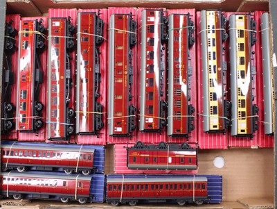 Lot 407 - Tray containing 14 Hornby-Dublo boxed coaches...