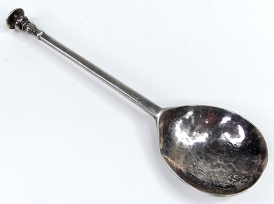 Lot 1132 - A 17th century silver seal-top spoon, having a...