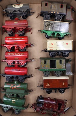 Lot 272 - Tray of unboxed Hornby 0-gauge pre-war...