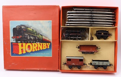 Lot 286 - Hornby post-war clockwork No.50 Goods set...