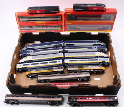 Lot 497 - Two Hornby 4-car Eurostar sets: 3220/3219 in...