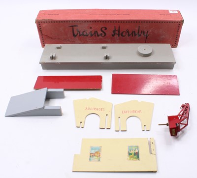 Lot 353 - French Hornby goods depot with crane – Quai a...