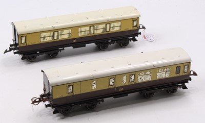 Lot 375 - Two 1937-41 Hornby GW corridor coaches brown &...