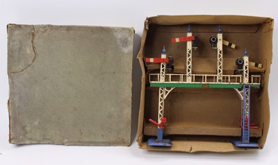 Lot 378 - 1935-8 Hornby Signal Gantry No.2E green bridge...