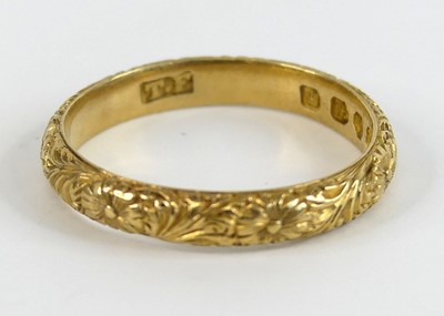 Lot 2512 - An 18ct yellow gold 3mm engraved band ring,...