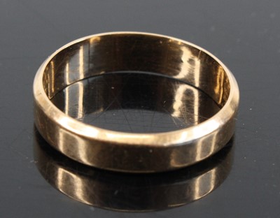 Lot 291 - A yellow metal wedding band, of plain...