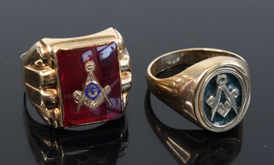 Lot 287 - A gentlemans yellow metal Masonic ring with...