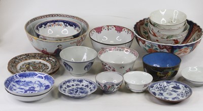 Lot 206 - A collection of oriental ceramics to include...