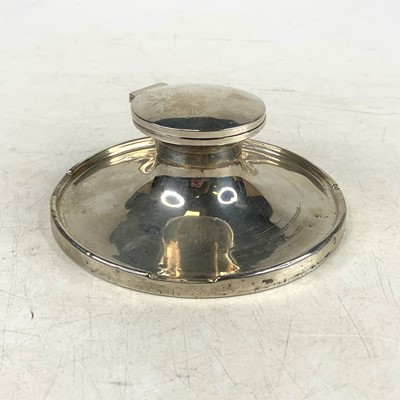 Lot 208 - A George V silver capstan inkwell, of circular...