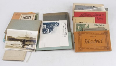 Lot 421 - A collection of vintage postcards depicting...