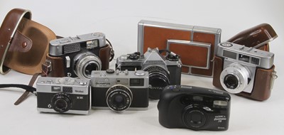 Lot 438 - A collection of vintage cameras to include a...