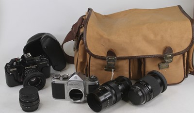 Lot 436 - A collection of vintage photography equipment...