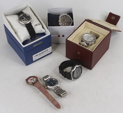 Lot 353 - A gent's Seiko 5 quartz wristwatch, having a...