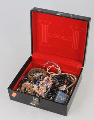 Lot 322 - A jewellery box and contents of assorted...