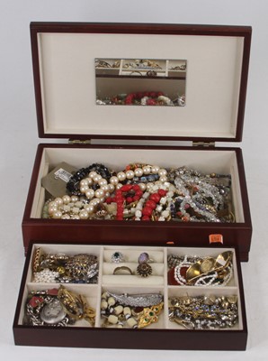 Lot 332 - A jewellery box and contents of assorted...