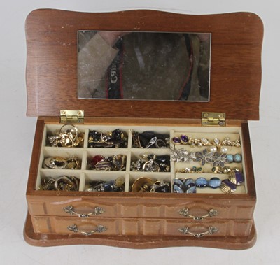 Lot 375 - An oak table top jewellery chest containing...