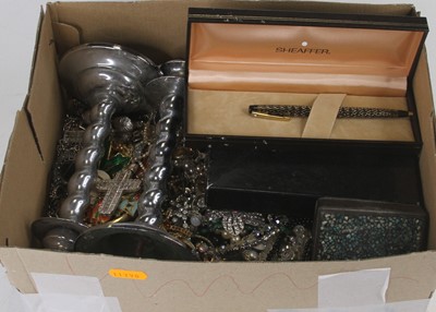 Lot 376 - A box of miscellaneous items to include a base...