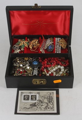 Lot 377 - A box of miscellaneous costume jewellery to...