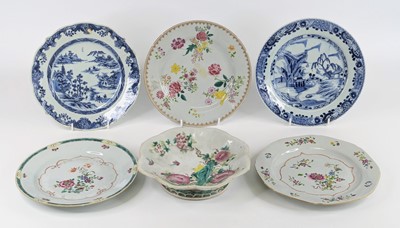 Lot 1428 - A collection of five Chinese porcelain plates,...