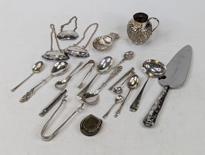 Lot 320 - A small quantity of assorted silver items, to...