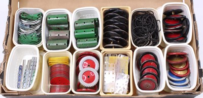 Lot 1736 - 5 boxes of various 1950s-1980s Meccano,...