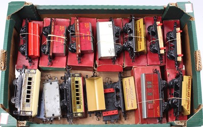 Lot 391 - Seventeen Hornby items of rolling stock,...