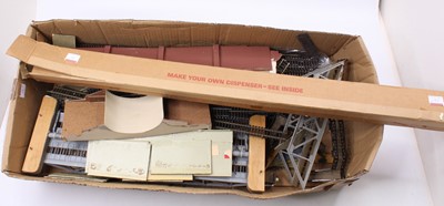 Lot 580 - A very large tray and Peco box of 2-rail track,...