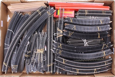 Lot 589 - Trayful of 00-gauge Hornby track including...